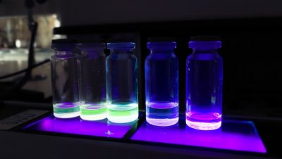 Новые флуорофоры избирательно и с высокой чувствительностью распознают ионы ртути. Фото: Анна Маринович.