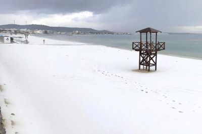 Слой снега покрыл пляжи турецкого курорта Чесме. Фото: Tunç Soyer / Twitter.