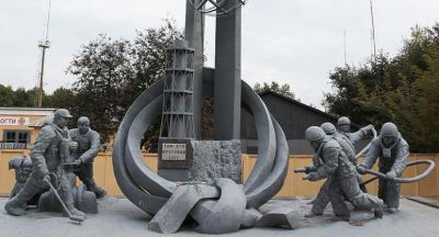 Памятник пожарным, участвовавшим в ликвидации последствий аварии на Чернобыльской АЭС в апреле 1986 года. Фото: МАГАТЭ/Дана Сашетти.