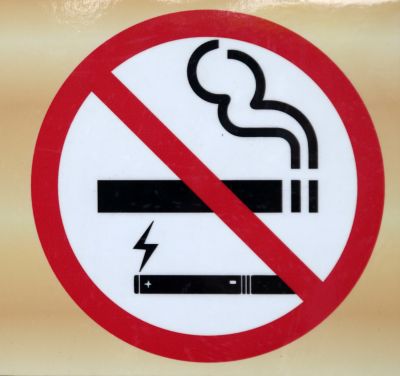Это касается как обычных сигарет, так и электронных, которые тоже вредны для здоровья.