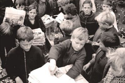 Макулатуру дети собирали не только в СССР, но и в cоцстранах. На фото - школа в ГДР, где каждый ученик был обязан принести 15-20 кг ненужной бумаги. Фото: Wikipedia.