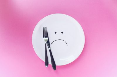 Лёгкий голод помогает прожить дольше, но для этого не обязательно быть по-настоящему голодным, во всяком случае, если ты – дрозофила. Иллюстрация: Thought Catalog / Unsplash.com.