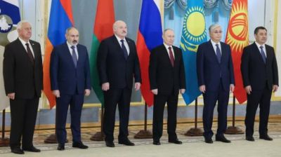 Лидеры стран-участниц Евразийского экономического союза во время церемонии фотографирования. Фото: РИА Новости / POOL.
