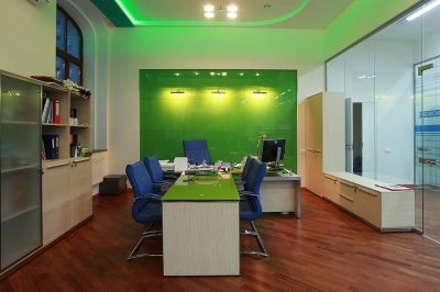Мебель из натурального дерева, бамбука или ротанга может значительно улучшить внешний вид офиса и обеспечить здоровую рабочую среду.