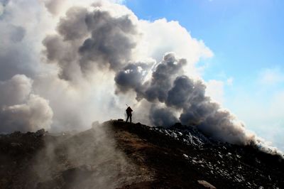 За такие экстремальные прогулки у проснувшегося вулкана можно заплатить не только здоровьем, но и жизнью. Фото: Виктор Гуменюк.