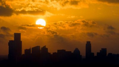 Солнце встает над городом Остин в штате Техас. Фото: AP.
