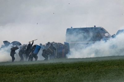 Экотеррористы из "Восстания земли" в прошлом году несколько дней сражались с тремя тысячами полицейских. Фото: GettyImages.