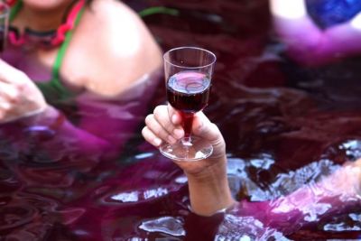 А в Японии вина пока настолько в избытке, что им даже наполняют ванны. Фото: Getty Images.