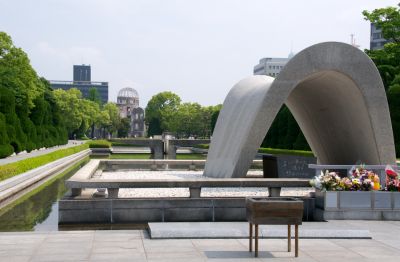 Памятник жертвам бомбардировки в Парке Мира в Хиросиме.