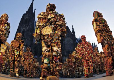 Инсталляция художника Ханса Юргена Шульта напротив Кельнского собора — «1000 мусорных людей». Май 2006 года. Фото: OLIVER BERG/DPA/CORBIS/RPG.