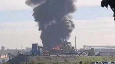 Пожар на свалке металлолома в Дуйсбурге. Кадр из видео.