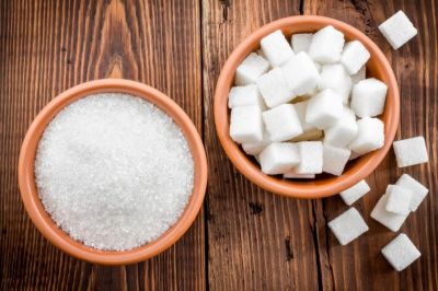 Роспотребнадзор рекомендует ограничивать долю свободных сахаров до 10% от общей калорийности рациона.