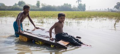 Дети во время наводнения в Пакистане. Фото: ЮНИСЕФ/C.Башир.