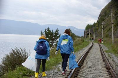 Миссия акции - собрать мусор с 10 километров берега озера и показать масштабность и состав мусорного следа человека в уникальной экосистеме Байкала.