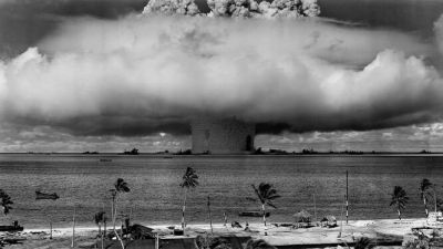 На острове Бикини было проведено последнее десятки ядерных испытаний