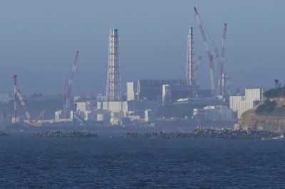 Вид на АЭС "Фукусима-1", которая начала сброс воды в Тихий океан. Фото: REUTERS.