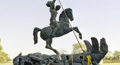 Скульптура, изображающая Святого Георгия Победоносца, поражающего дракона, создана с использованием фрагментов советской ракеты СС-20 и американской ядерной ракеты Pershing. Фото: ООН/Милтон Грант.