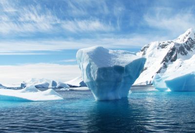 Морской лед вокруг полярных шапок очень важен.