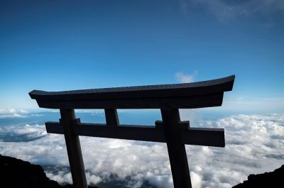 Вид, который открывается с вершины Фудзиямы (абсолютная высота 3776 метров). Фото: Getty images.