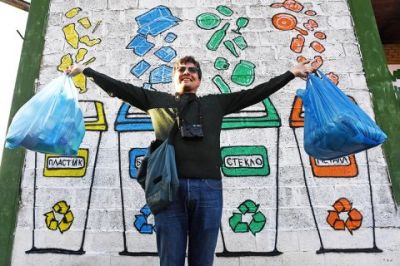 При сортировке мусора активнее всего на переработку сдают пластик, стекло, крышки от бутылок. Фото: РИА Новости