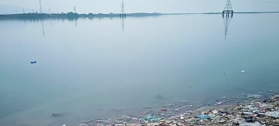 Пластиковое загрязнение – составляющая тройного планетарного кризиса. На фото: река в Пакистане. Фото: Фото М. Файсал.
