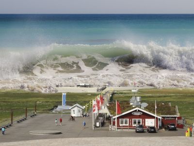 Характер проявления цунами – это внезапность и стремительность, оформленной в виде огромной волны и обрушивающейся на прибрежные районы суши. Иллюстрация: pxhere.com.