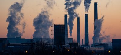 Электростанции, работающие на ископаемом топливе, загрязняют воздух парниковыми газами, которые приводят к изменению климата. Фото: Unsplash/Э. Иванеску.