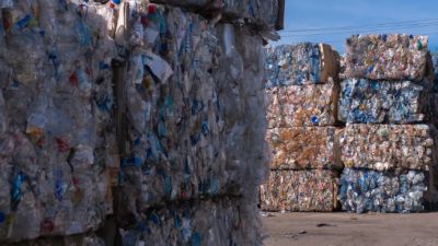 В Минприроды предлагают установить новые ставки экологического сбора, который уплачивается производителями и импортерами товаров и упаковки товаров, отходы от использования которых подлежат утилизации. 