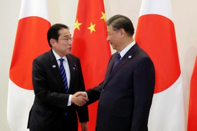Фумио Кисида (слева) и Си Цзиньпин. Фото: Kyodo News / AP