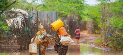 Учащающиеся экстремальные погодные явления, такие как засухи, наводнения и аномальная жара, создают дополнительную нагрузку на инфраструктуру здравоохранения. Фото: УВКБ ООН/М.Маалим.