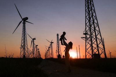 Строить ветровые и солнечные электростанции значительно быстрее, чем традиционные. Фото: РИА Новости.
