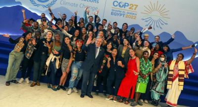 Генеральный секретарь ООН Антониу Гутерриш с молодыми климатическими активистами. Фото: РКИК/К. Уорт.