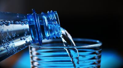 Насколько опасна вода в пластиковой упаковке для человека?