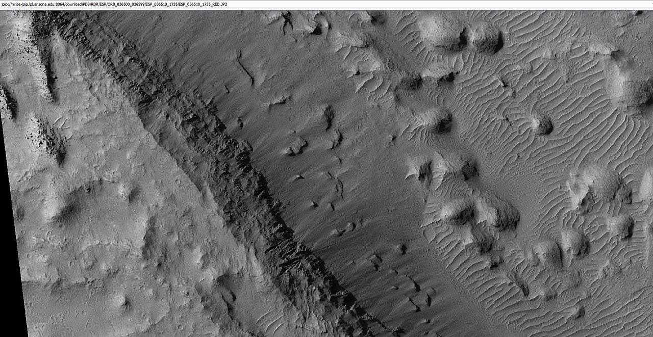Песчаная рябь на марсианской поверхности к востоку от кратера Гейла. Часть формации Medusae Fossae. Фото: NASA.
