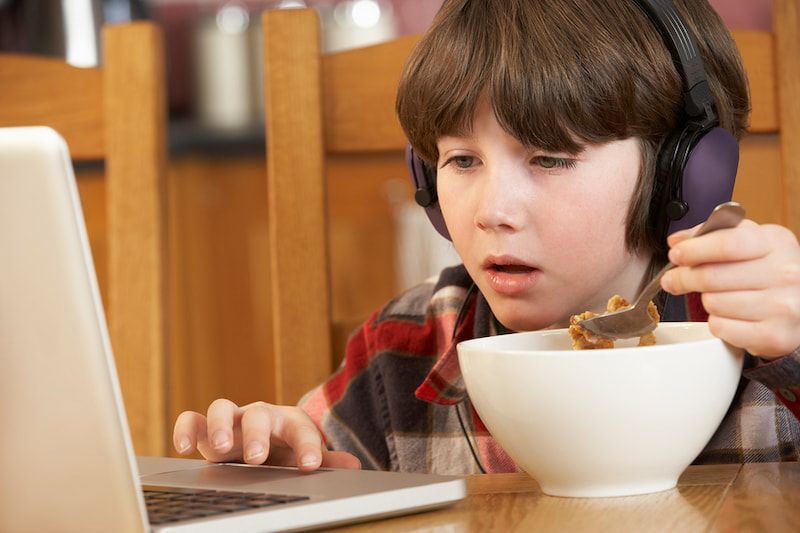Ребенок за компьютером. Подросток за компьютером. Мальчик ест за компьютером. Ребенок перед компьютером.