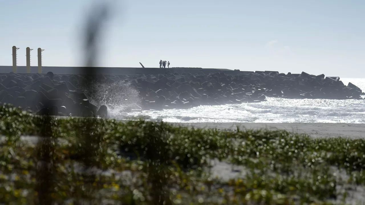 сЖурналисты недалеко от атомной электростанции "Фукусима-1" после начала сброса воды в океан. Архивное фото AP Photo / Eugene Hoshiko