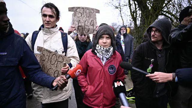 Шведская активистка-эколог Грета Тунберг и протестующие принимают участие в демонстрации против проекта автомагистрали A69 между Тулузой и Кастром. Фото: AFP 2024 / Lionel Bonaventure.