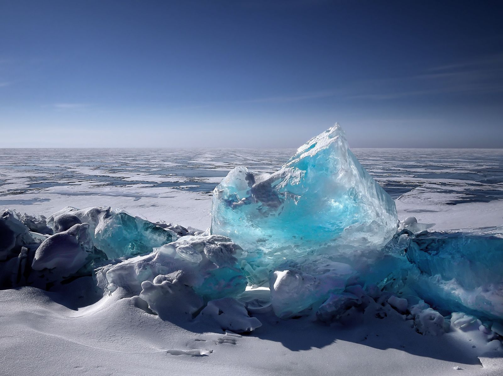 Ледяные щиты Антарктики содержат столько пресной воды, что ее таяние способно поднять глобальный уровень моря примерно на 57 м.