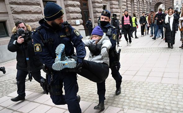 Задержание Греты Тунберг у здания парламента Швеции. Фото: Fredrik Sandberg / TT News Agency / Reuters