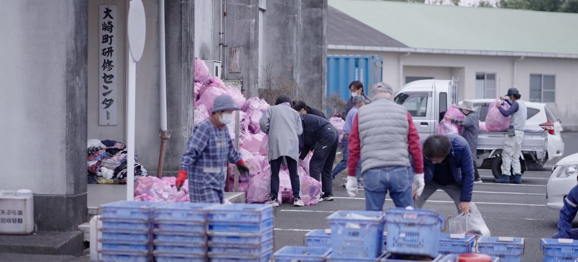 Жители города Осаки сортируют мусор. Фото: Информцентр ООН в Японии/И.Маэ.