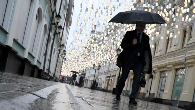Мужчина под дождем в Москве. Архивное фото РИА Новости / Максим Блинов