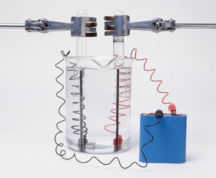 Аппарат для электролиза разлагает воду на составляющие части — кислород и водород. Фото: Dorling Kindersley ltd / Alamy via Legion Media.