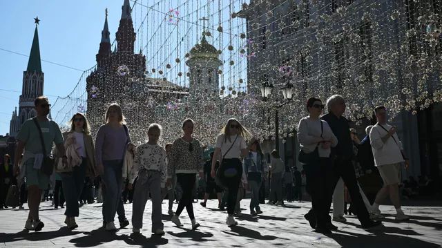 Отдых горожан на Никольской улице в Москве. Архивное фото РИА Новости / Максим Блинов