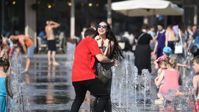 Молодые люди в жаркую погоду гуляют в фонтанах в ЦПКиО имени Горького в Москве. Архивное фото РИА Новости / Илья Питалев