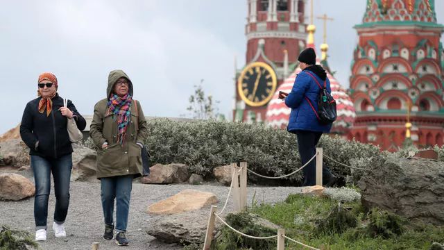 Жители Москвы, одетые в осенние куртки, в парке "Зарядье". Архивное фото РИА Новости / Виталий Белоусов