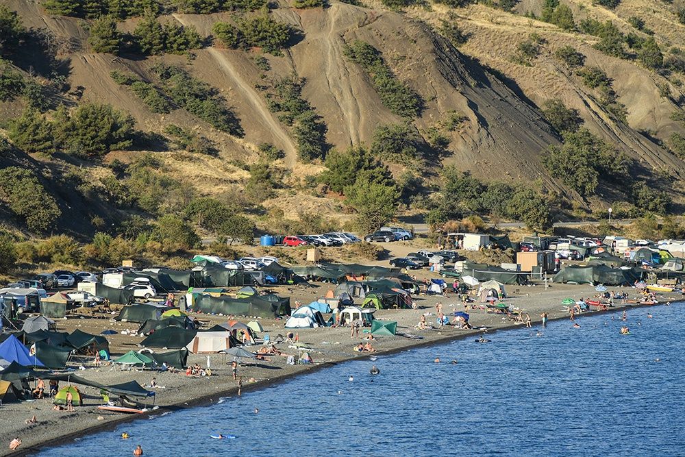 «Дикие» туристы живут в палатках у Волги, оставляя после себя горы мусора. Фото: РИА Новости.