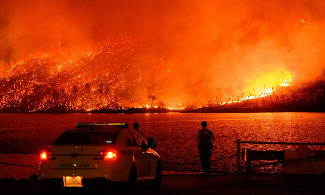 Пожар над озером Оровилл в Калифорнии во время июльской жары. Фото: Josh Edelson/AFP/Getty Images