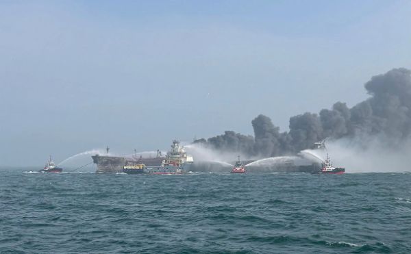 Пожарные и спасательные службы принимают меры после столкновения нефтяного танкера MV Stena Immaculate и грузового судна MV Solong у побережья эстуария Хамбер 10 марта 2025 года. Фото: Lee Whitaker / Getty Images