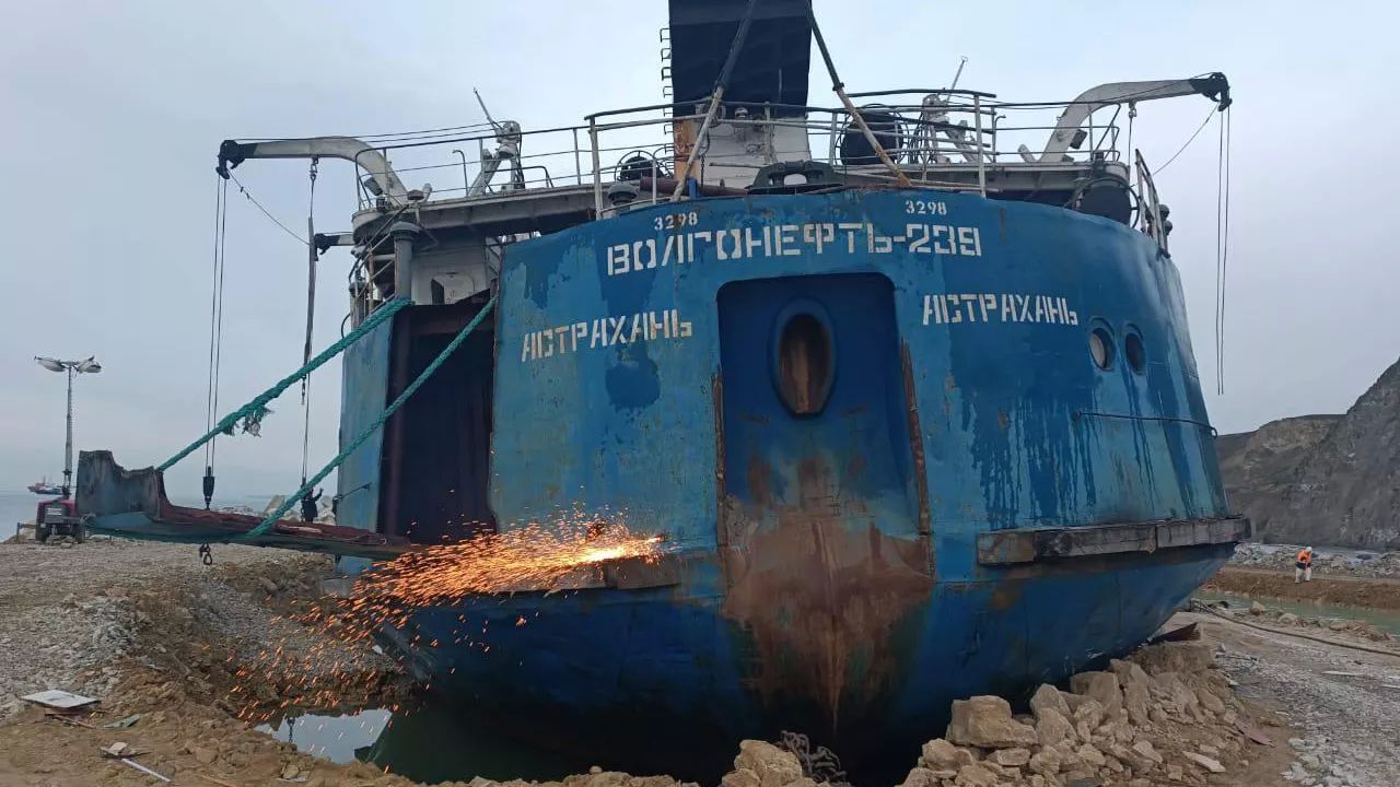 Демонтаж надстройки танкера "Волгонефть-239". Архивное фото Министерство транспорта России