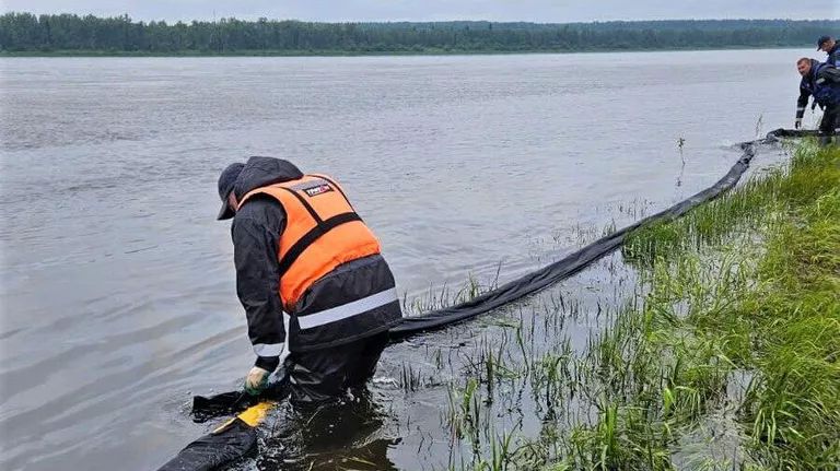 Четыре рубежа боновых заграждений выставлены после ЧП с судном на Енисее в Красноярском крае. Фото: Юрий Озерских/Telegram